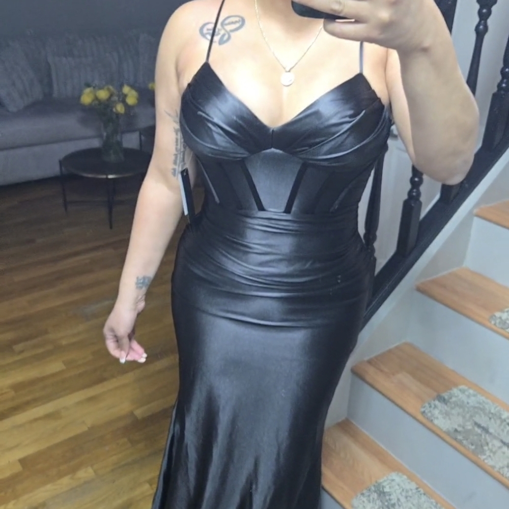 Elegant Black Evening Gown - Picture 5 of 6